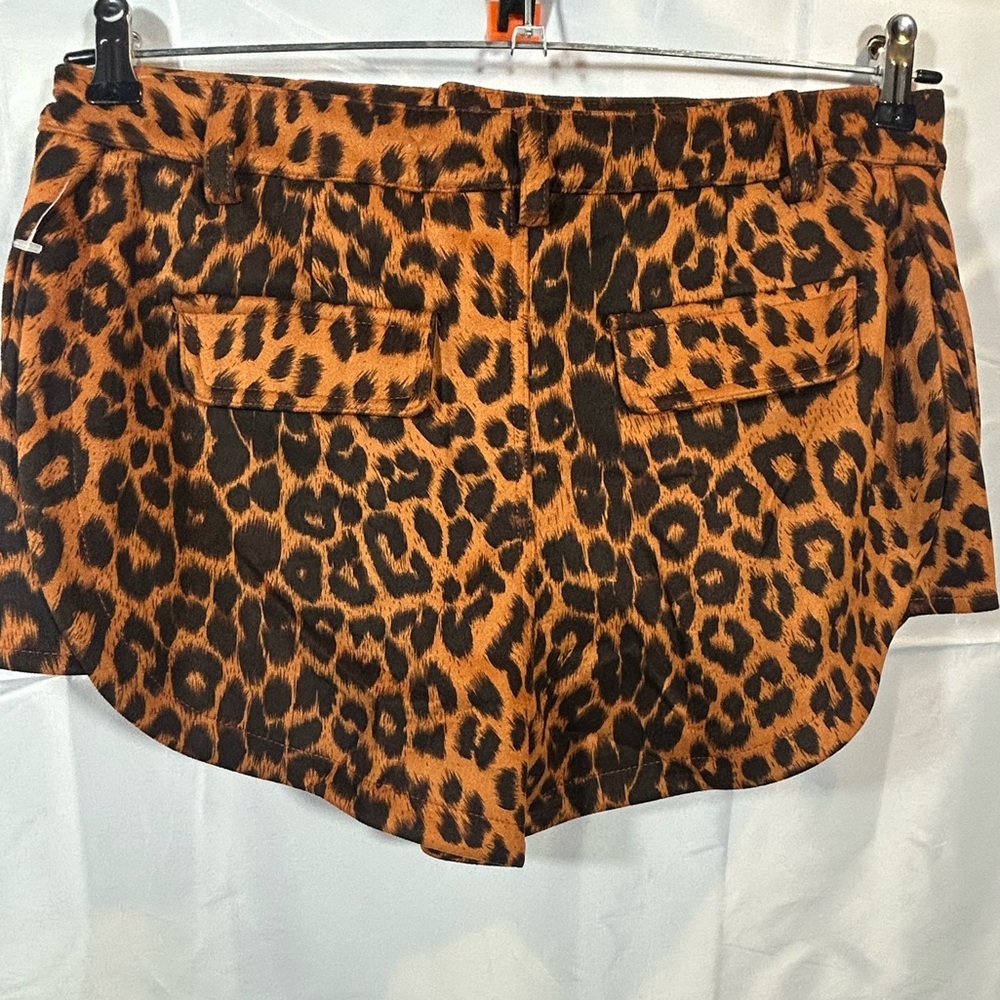 Davi & Dani Leopard Print Cargo Shorts - Chic & Versatile Safari Style - Picture 3 of 6